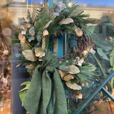 Couronne de portes végétale chez Folles Avoines à Bordeaux.