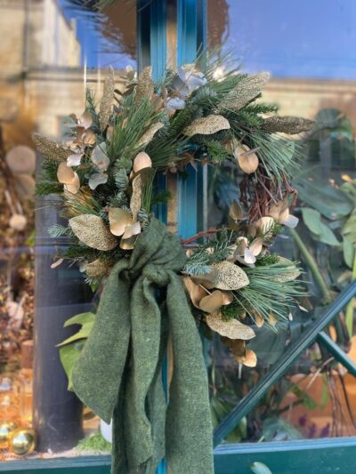 Couronne de portes végétale chez Folles Avoines à Bordeaux.